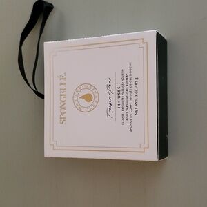 NEW- Spongelle Body Wash Indused Buffer Daisy Flower Shaped